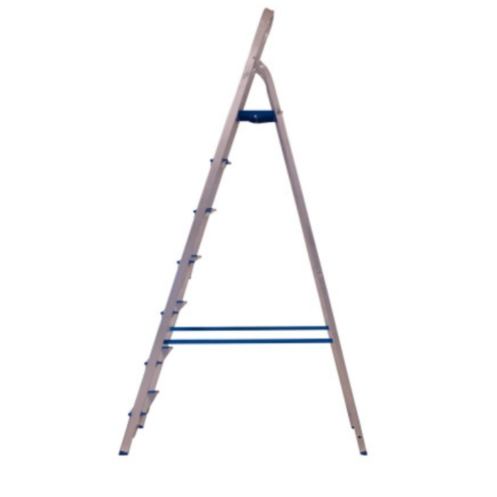 A Escada Residencial é perfeita para alcançar o alto da estante ou troca a lâmpada da cozinha. Ela possui pés e degraus antiderrapantes e tem os pés fixados nos perfis de alumínio, evitando que escapem.